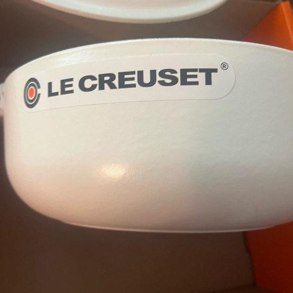 New Le Creuset Signature Enameled Cast Iron Sauteuse Pan in Cotton 3 1/2 Qt - Picture 2 of 9
